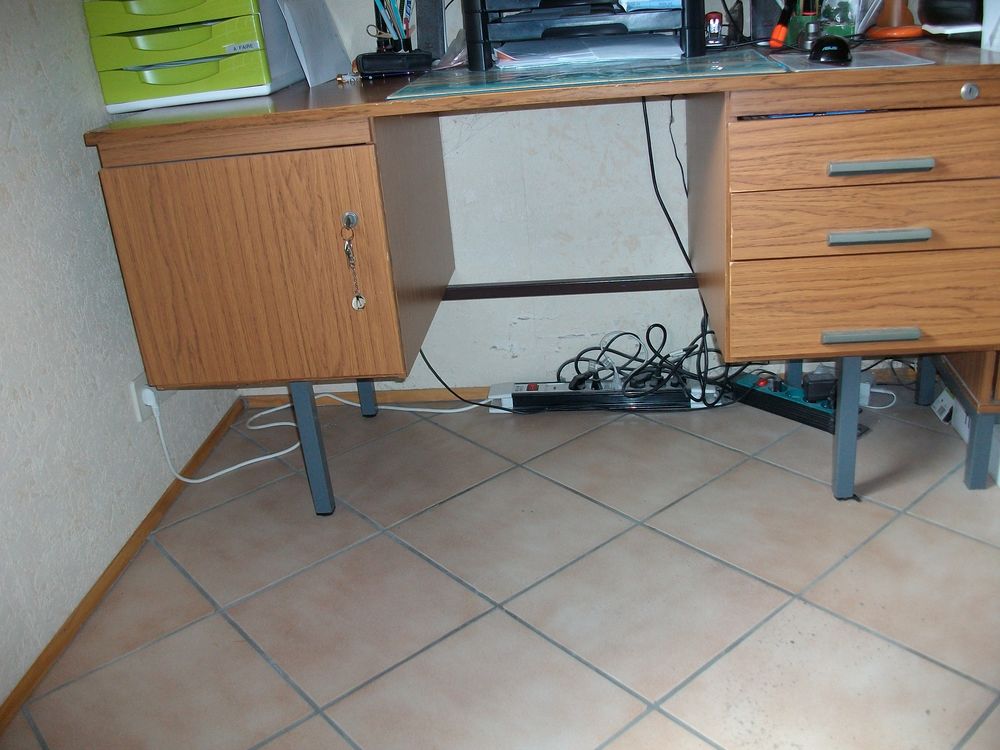 Bureau solide sur pieds m&eacute;talliques Meubles