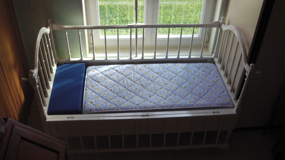 Lit ancien laqu&eacute; blanc pour b&eacute;b&eacute; ou enfant jusqu'&agrave; 7 ans Meubles