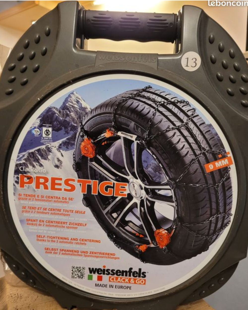 Plusieurs paires de cha&icirc;nes &agrave; neige Polaire frontales Sports