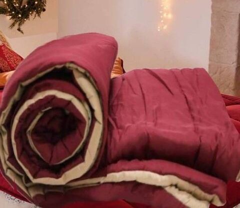 Dessus de lit r�versible rouge et bronze, 160 x 145 TBE Villeurbanne (69)