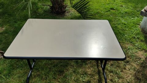 Table pliante bords anti chocs bon état Nantes (44)