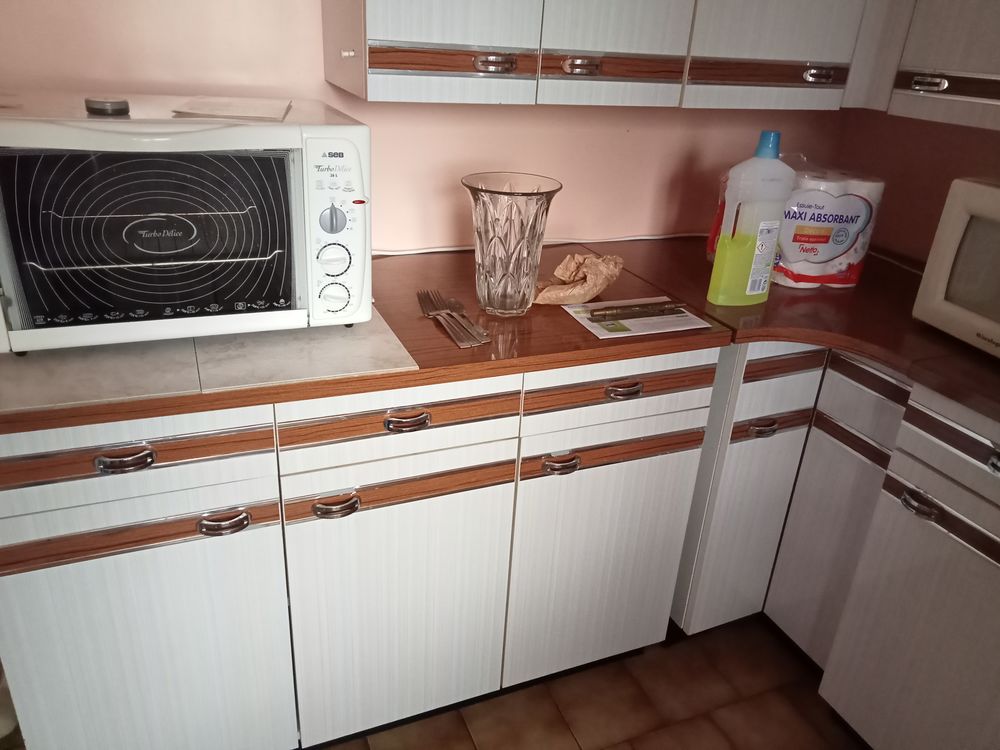 CUISINE EN FORMICA BLANCHE ET BORDURE ARGENT Meubles