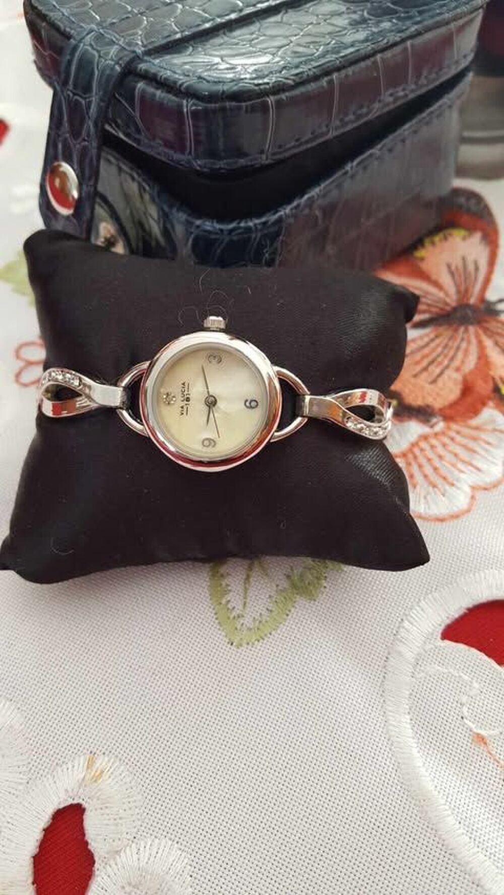  Quatre belles montres bracelet styl&eacute;es de valeur N&deg;1361 Bijoux et montres