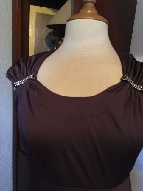 Robe de soirée violine avec strass aux épaules 20 Saint-Julien-les-Rosiers (30)