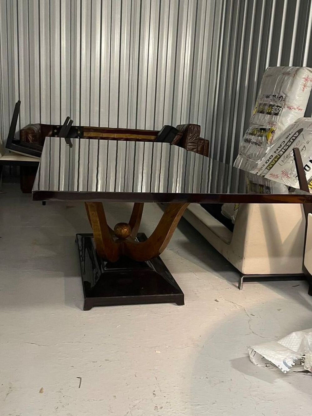 Beautiful and expensive table that seat 8 - 10 people Meubles