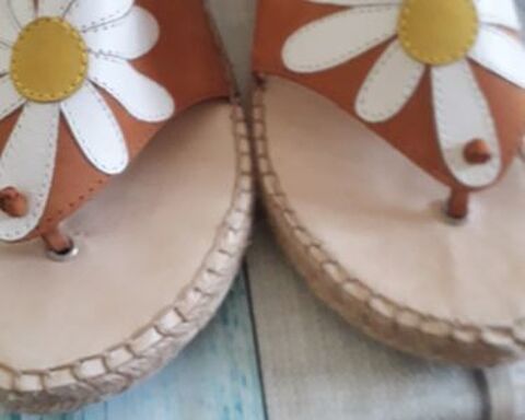 chaussure, sandalettes en cuir marron avec 1 fleur neuf  36 Argels-sur-Mer (66)