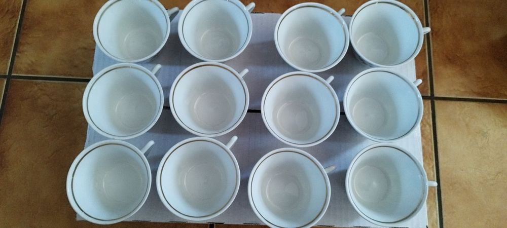 12 tasses en faience/ann&eacute;es 70/vintage Décoration