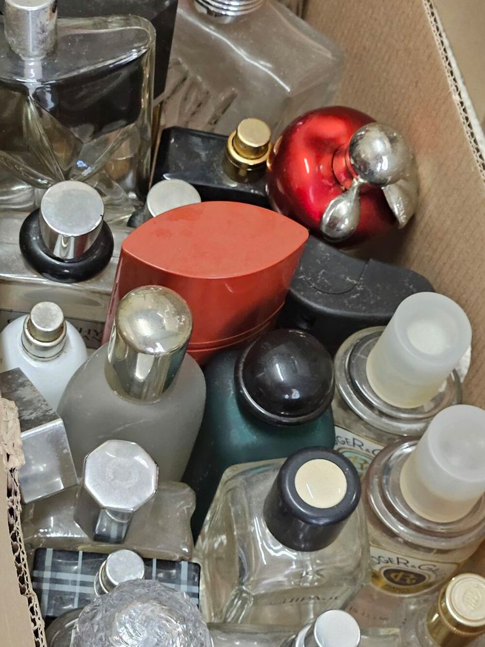Lot de 30 flacons de parfum ( vides) de marque uniquement 