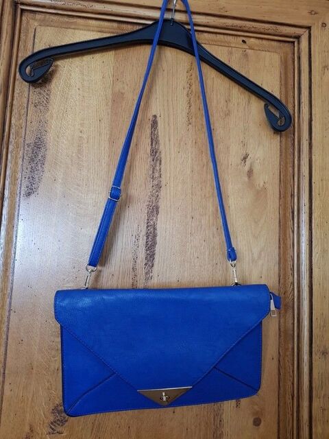 Pochette bleue peux se porter en bandoulire mesure 32cm sur 10 Viriat (01)