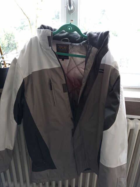 anorak blanc et gris ATLAS pas porté.10€ à prendre sur place Beaucourt (90)