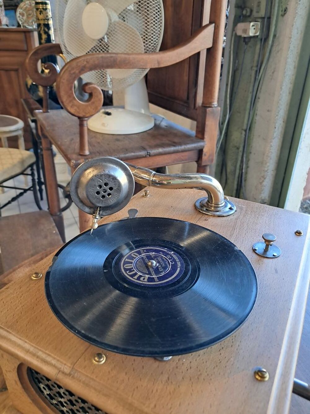 Phonographe ancien en bois, mod&egrave;le d'enfant Meubles