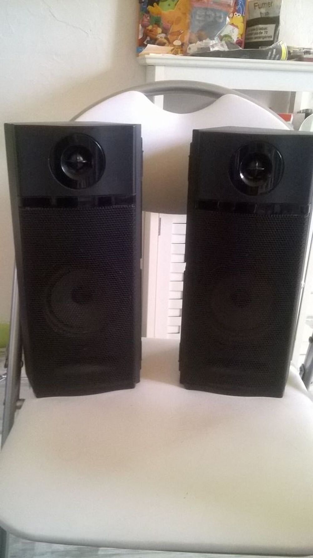 2 enceintes murale en coin pour HIFI 
A accrocher ou &agrave; pose Audio et hifi