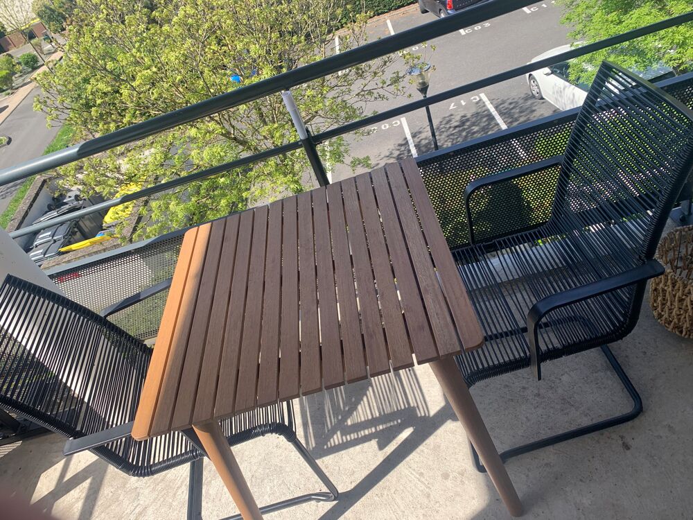Deux chaises et une table Jardin
