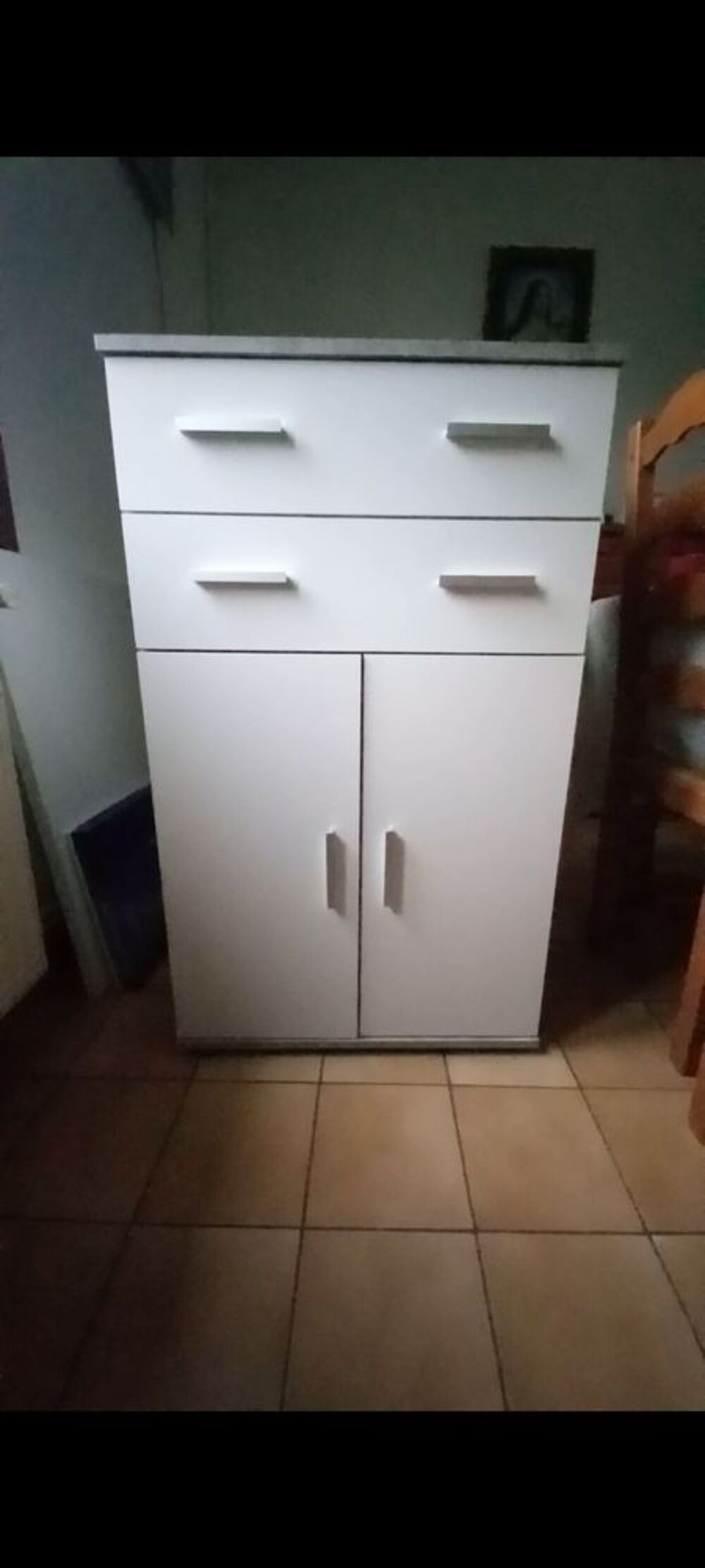 Meuble blanc et gris
Meubles