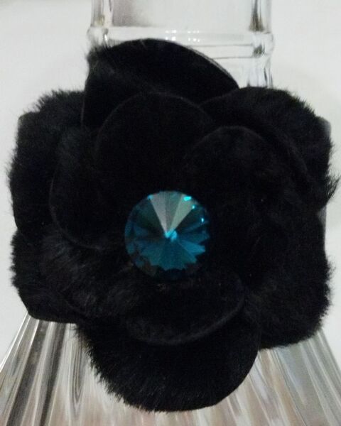 Bracelet manchette cuir/fleur touch� fourrure/centre strass 9 �cuisses (71)