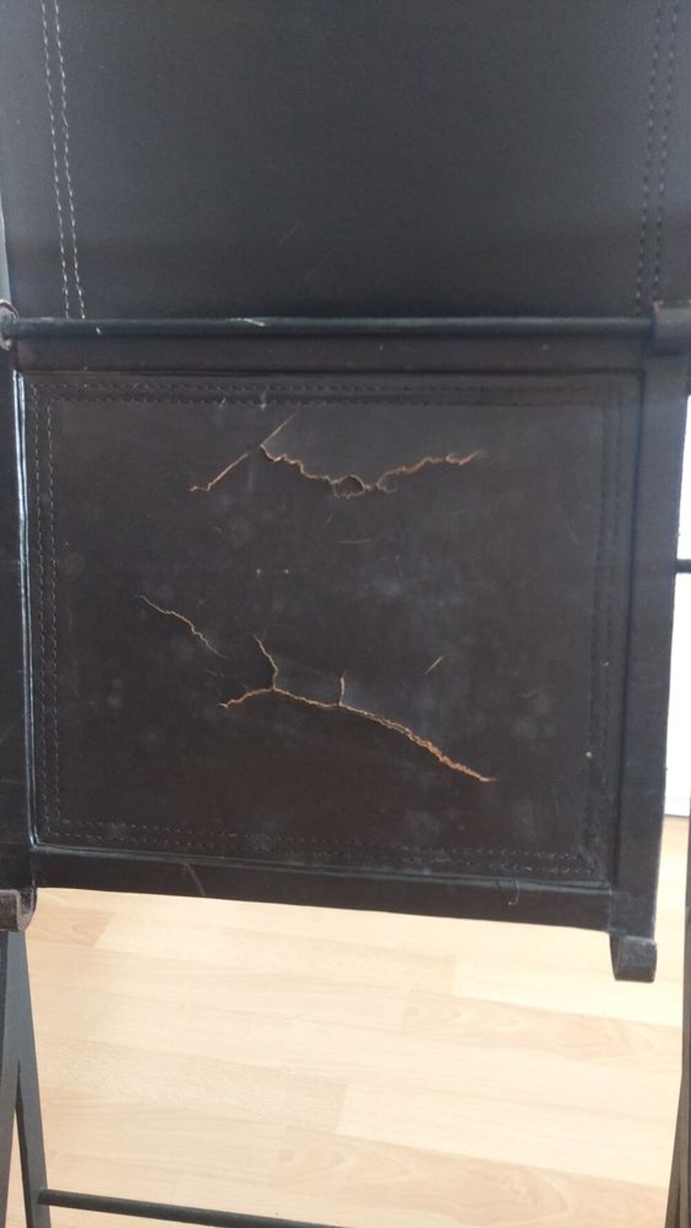 4 Chaises en cuir et m&eacute;tal pliable . Meubles