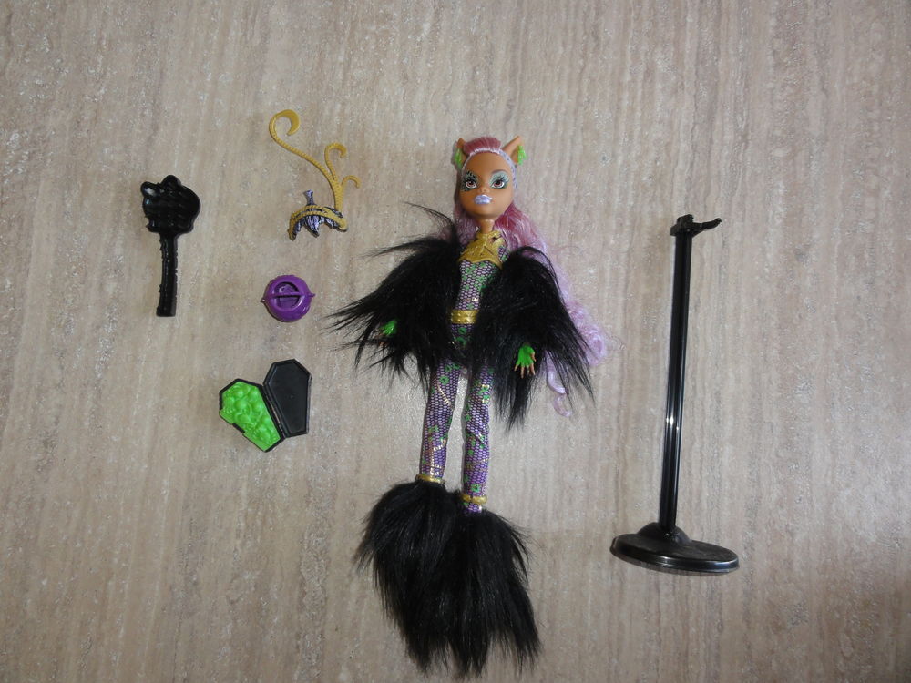  Poup&eacute;e Monster High + ses accessoires en excellent &eacute;tat. Co Jeux / jouets