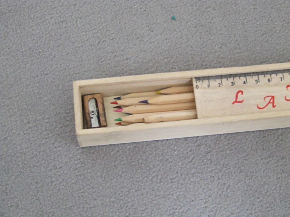 Plumier bois avec crayons de couleur et son taille-crayon Jeux / jouets