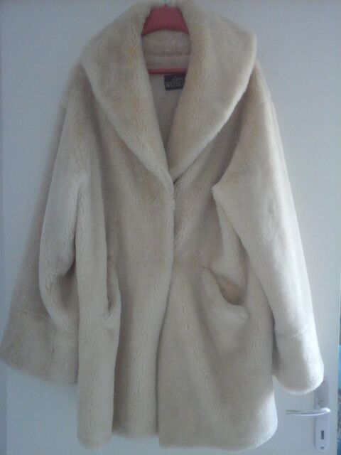 Un manteau de couleur crme en trs bon tat. 15 Menton (06)