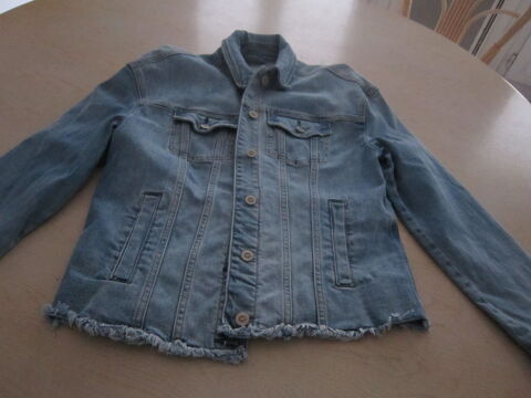 une veste en jean bleu clair avec des fleurs brod�es 25 Brignais (69)