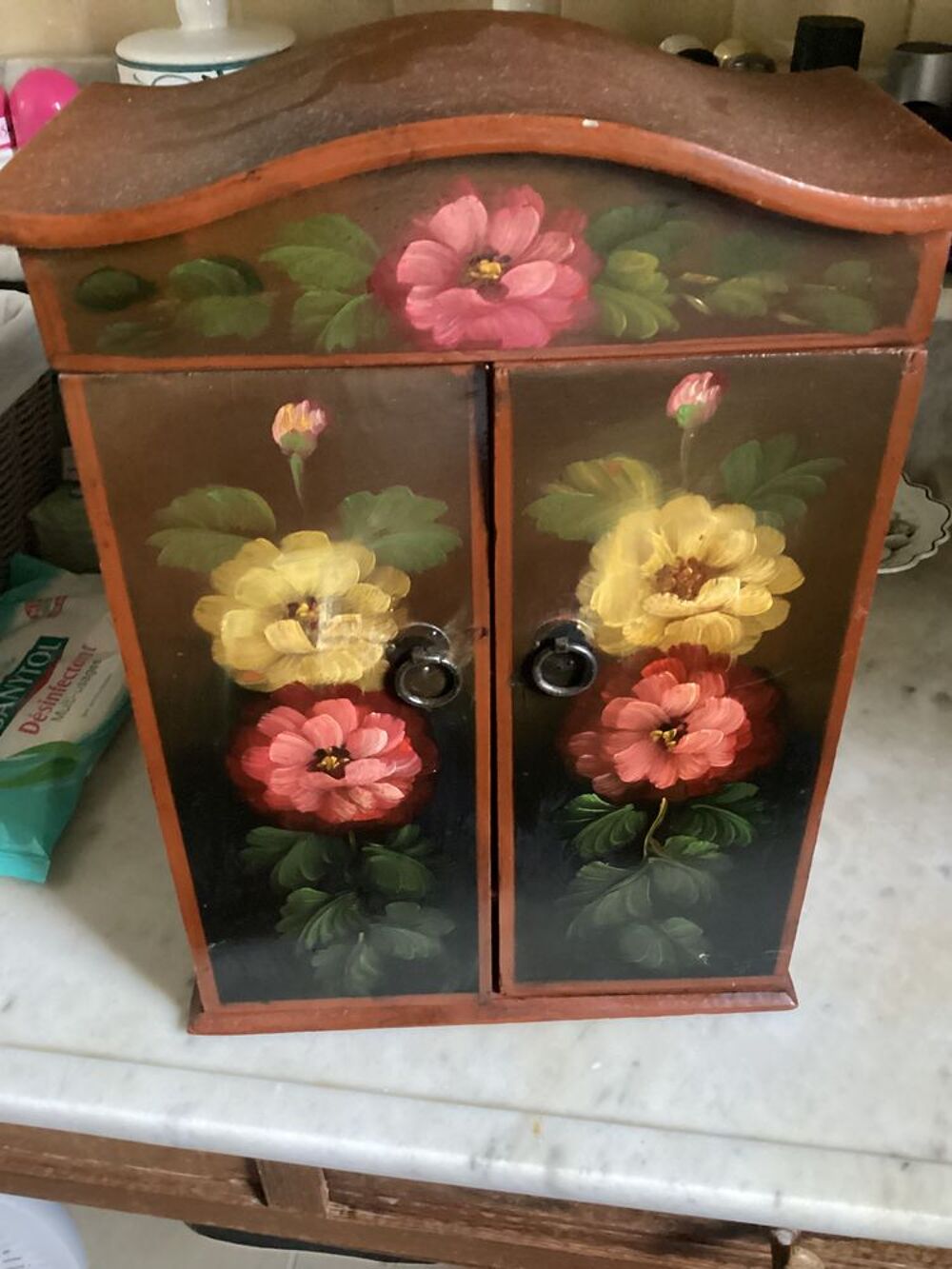 Petite armoire ancienne fleurie Décoration
