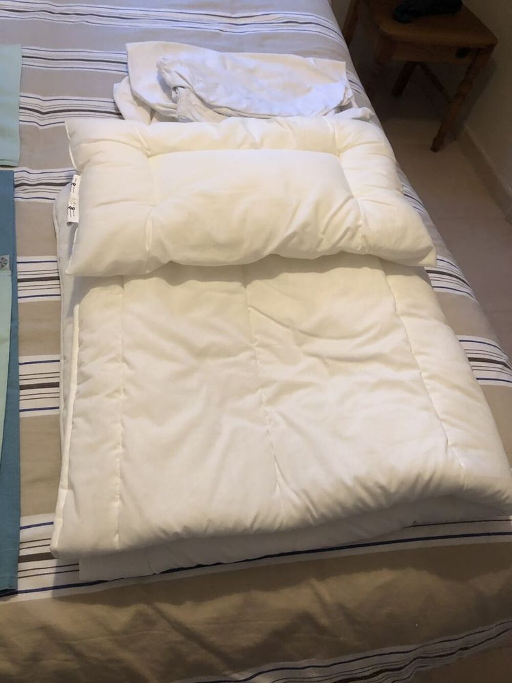 Lit b&eacute;b&eacute; avec matelas &agrave; ressorts et literie compl&egrave;te. 
Mobilier enfants