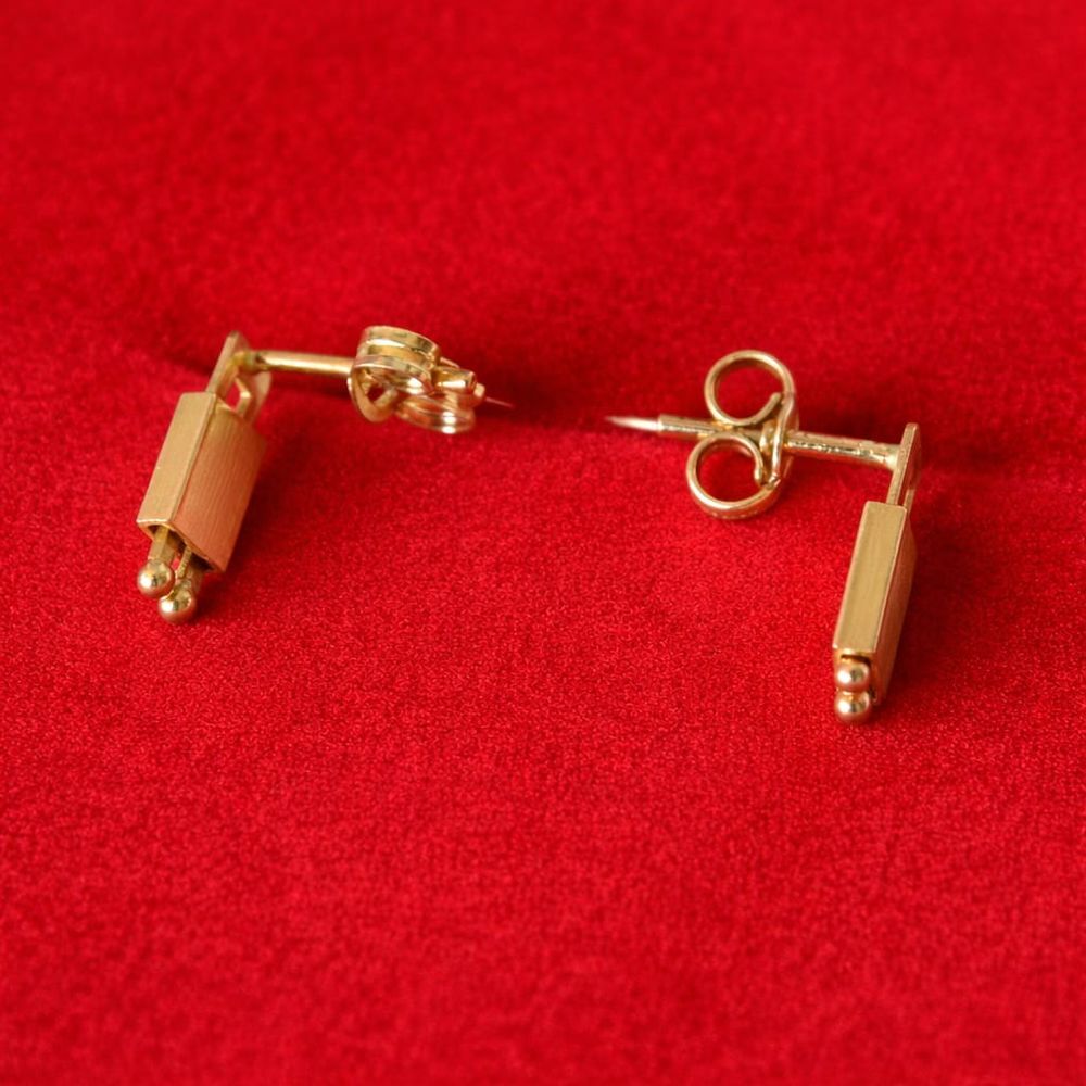 Clous d'oreille OR 18K 0,84 g NEUFS mod&egrave;le unique Bijoux et montres