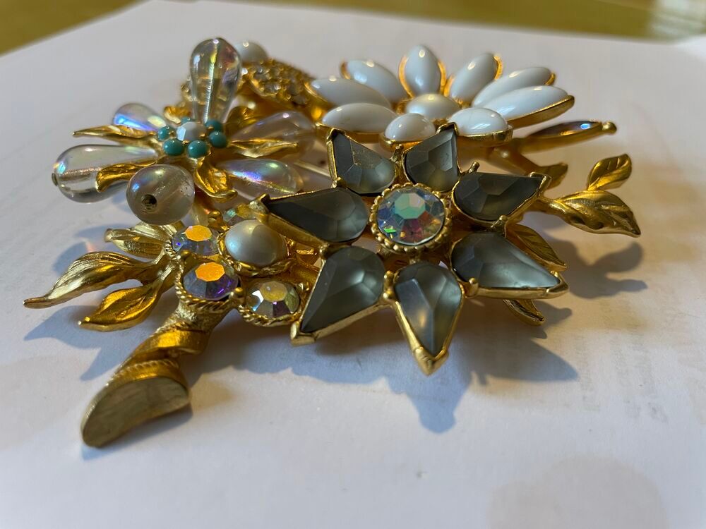 Broche dor&eacute;e fleurs feuilles en triangle GM avec cabochons b Bijoux et montres