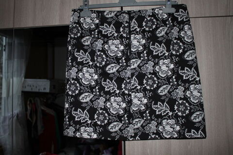 Jupe Camaieu taille 42 � fleurs noires et blanches . 
8 Monceaux (60)