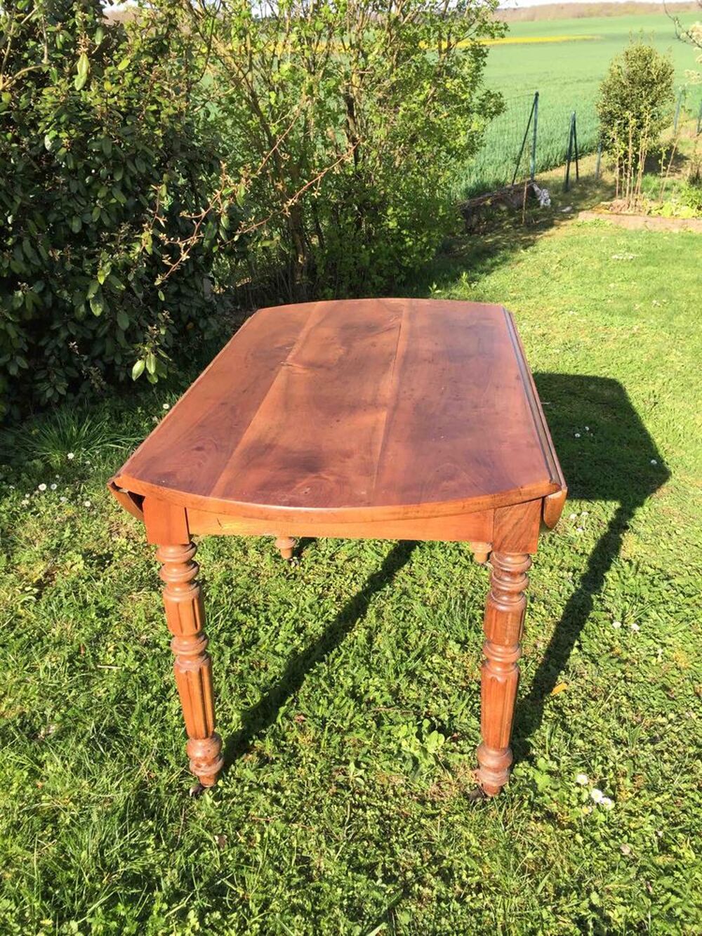 Table ronde &agrave; volets en noyer massif 4/6 couverts
Meubles