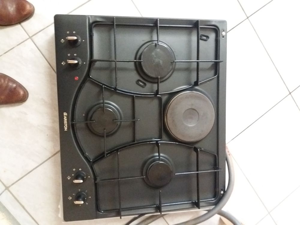 Plaque de cuisson 3 feux gaz + 1 Plaque &eacute;l&eacute;ctrique Electroménager