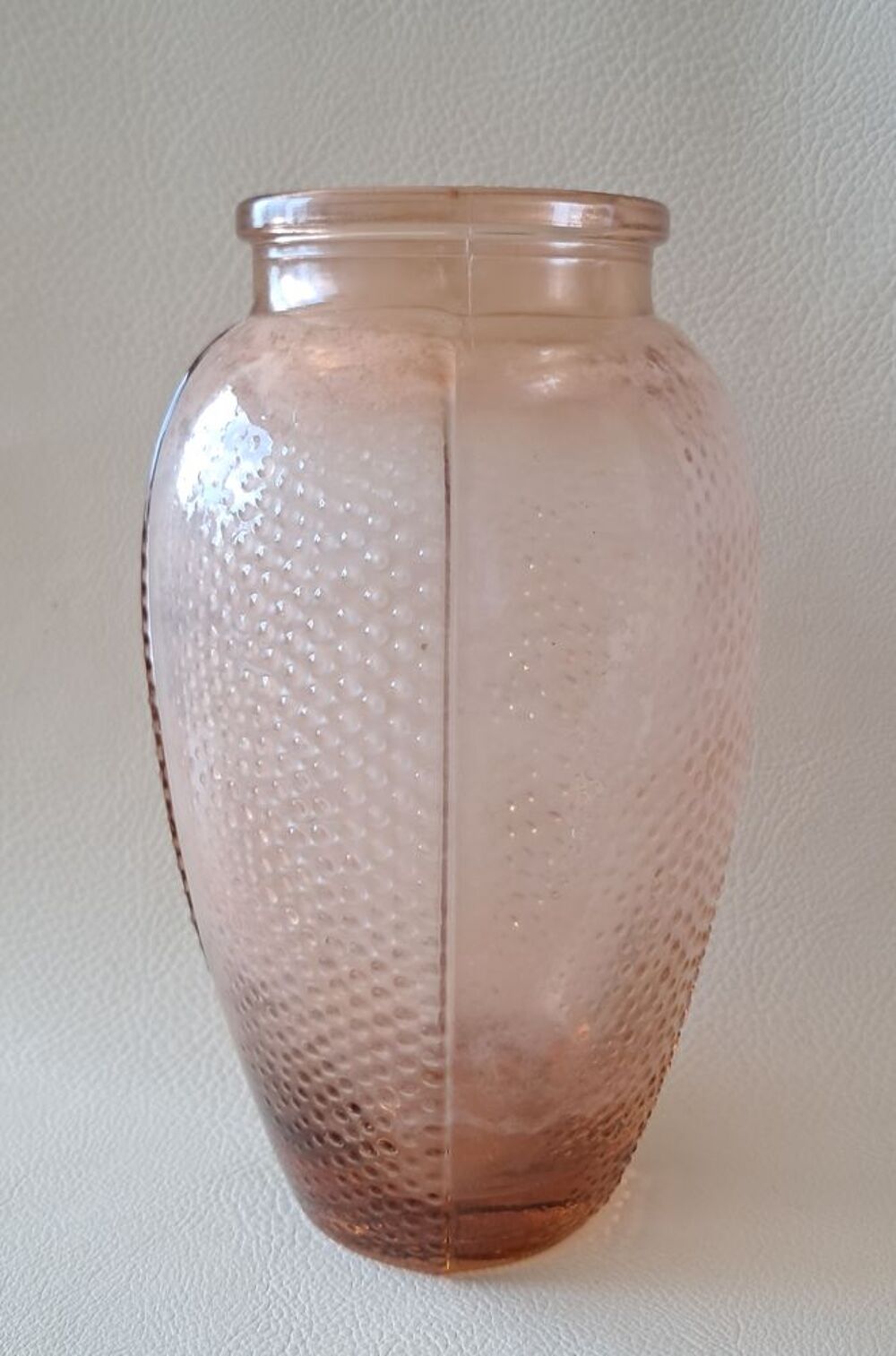 vase en verre moul&eacute; couleur rose avec reflets ambr&eacute; Décoration