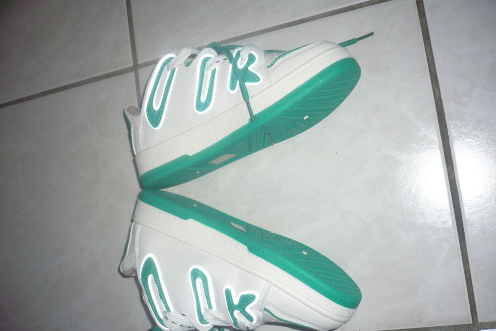 BASKET NEUVE POINTURE 35 Chaussures