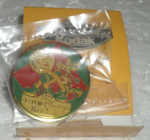 Pin's vintage Collector publicitaire Euro Disney PLUTO 10 Montreuil (93)