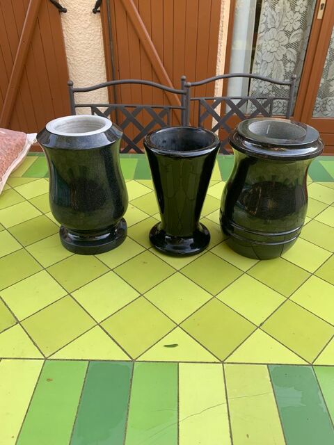3 Vases en granit   -  Couleur noir 80 Saleilles (66)