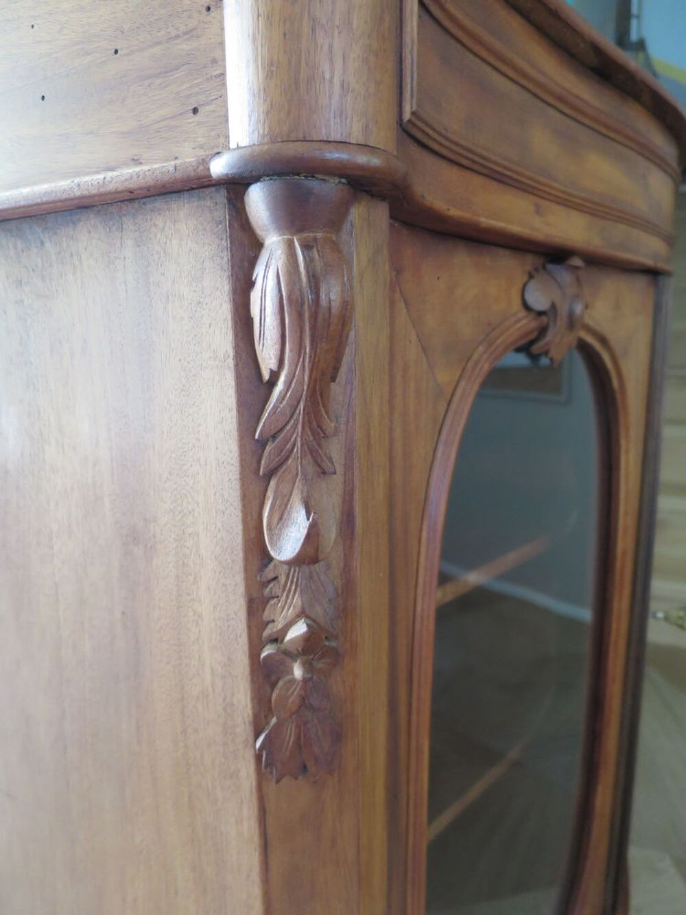 Buffet bas -Vitrine-Fa&ccedil;ade galb&eacute;e- Bois sculpt&eacute;-2 portes Meubles