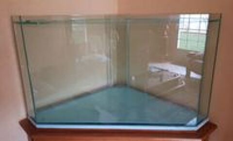   GRAND AQUARIUM D'ANGLE ET TOUS LES EQUIPEMENTS 