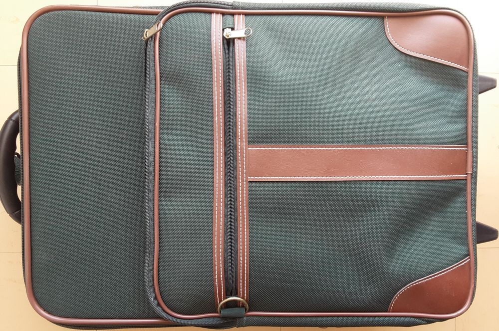 Valise &agrave; 2 roulettes, comme neuve. Maroquinerie