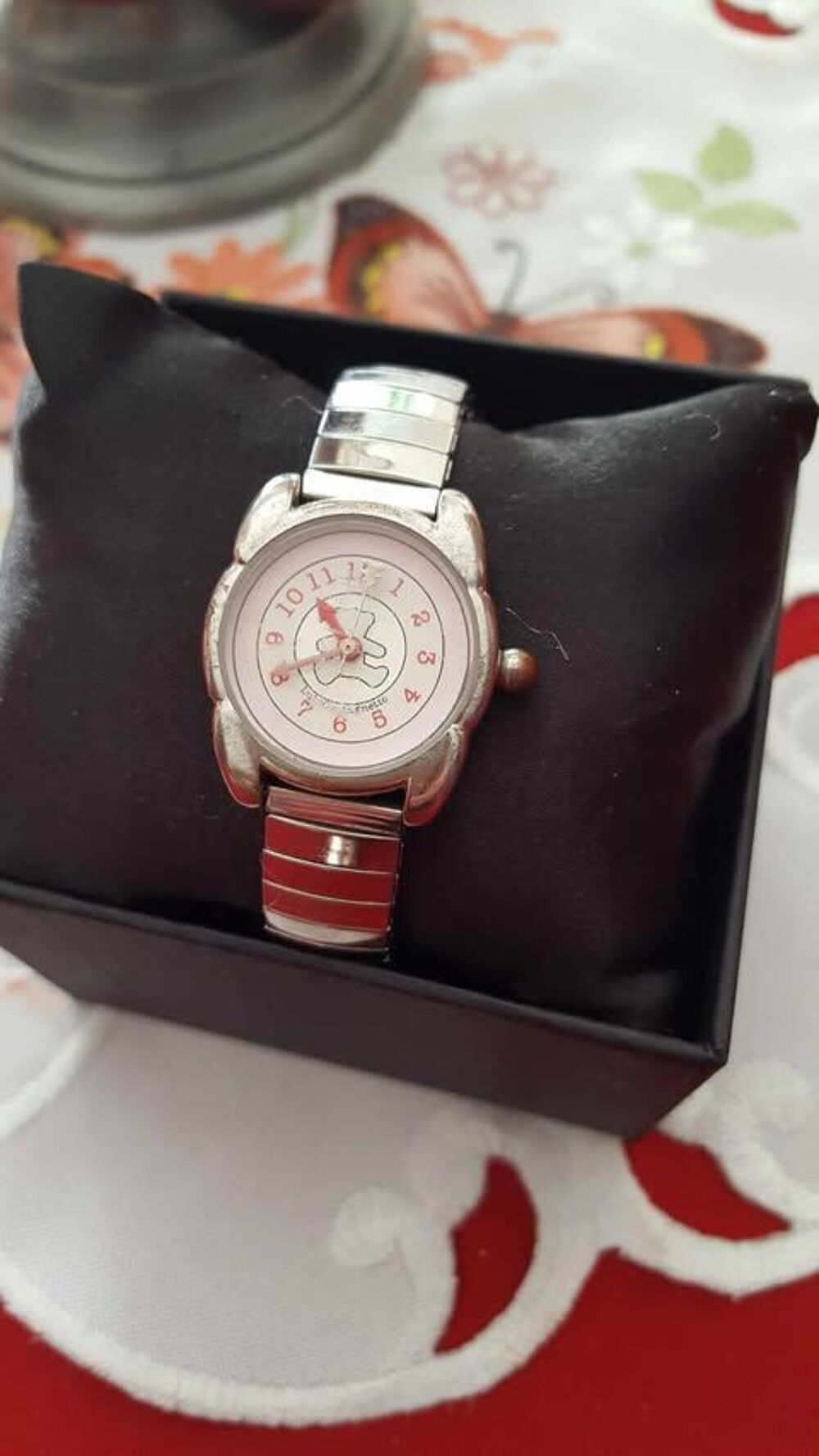  Quatre belles montres bracelet styl&eacute;es de valeur N&deg;1361 Bijoux et montres