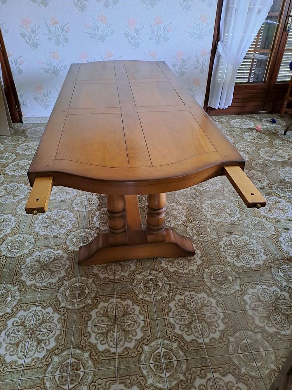 TABLE monast&egrave;re et 6 CHAISES Meubles
