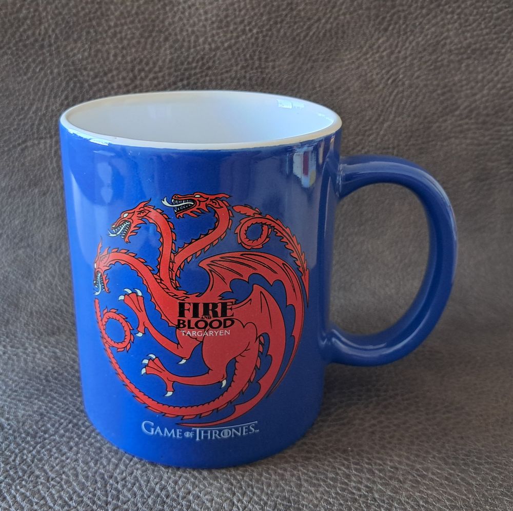 tasse mug en c&eacute;ramique 
bleu et rouge 
game of thrones 
