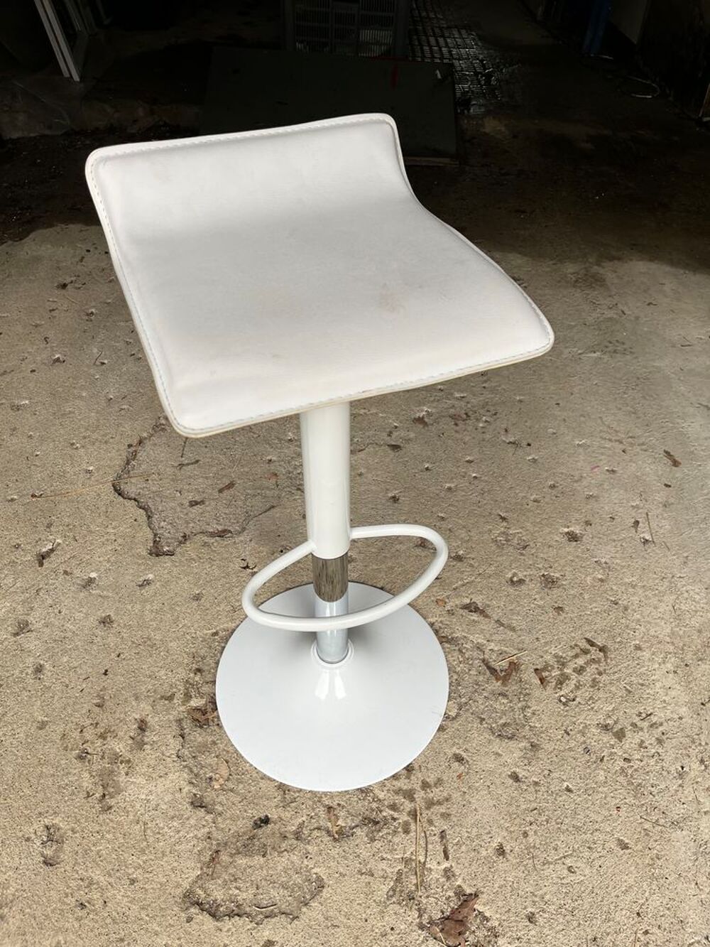 2 tabourets de bar en cuir blanc sur pied rond Meubles