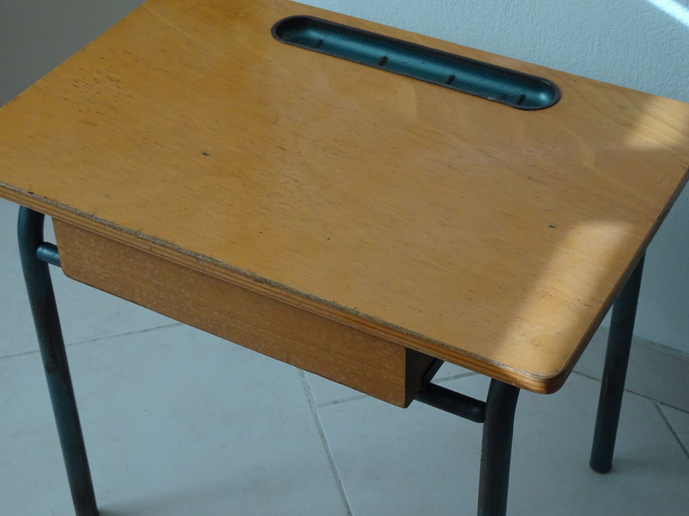 Bureau d'&eacute;colier et sa chaise assortie. Meubles