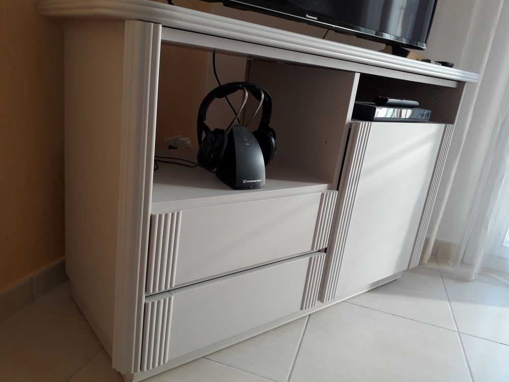 Petit bahut ou meuble TV
Tr&egrave;s bon &eacute;tat Meubles