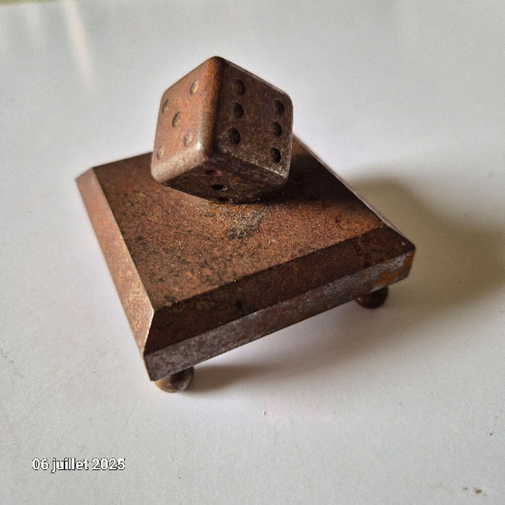 Objet de ma&icirc;trise - D&eacute;coration ancienne, le d&eacute; en acier sur 
