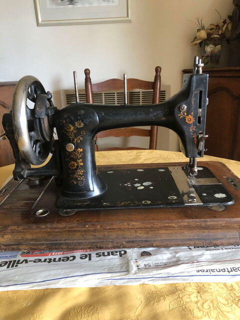 Machine à coudre Victoria fin XIXe siècle 40 La Garde (83)