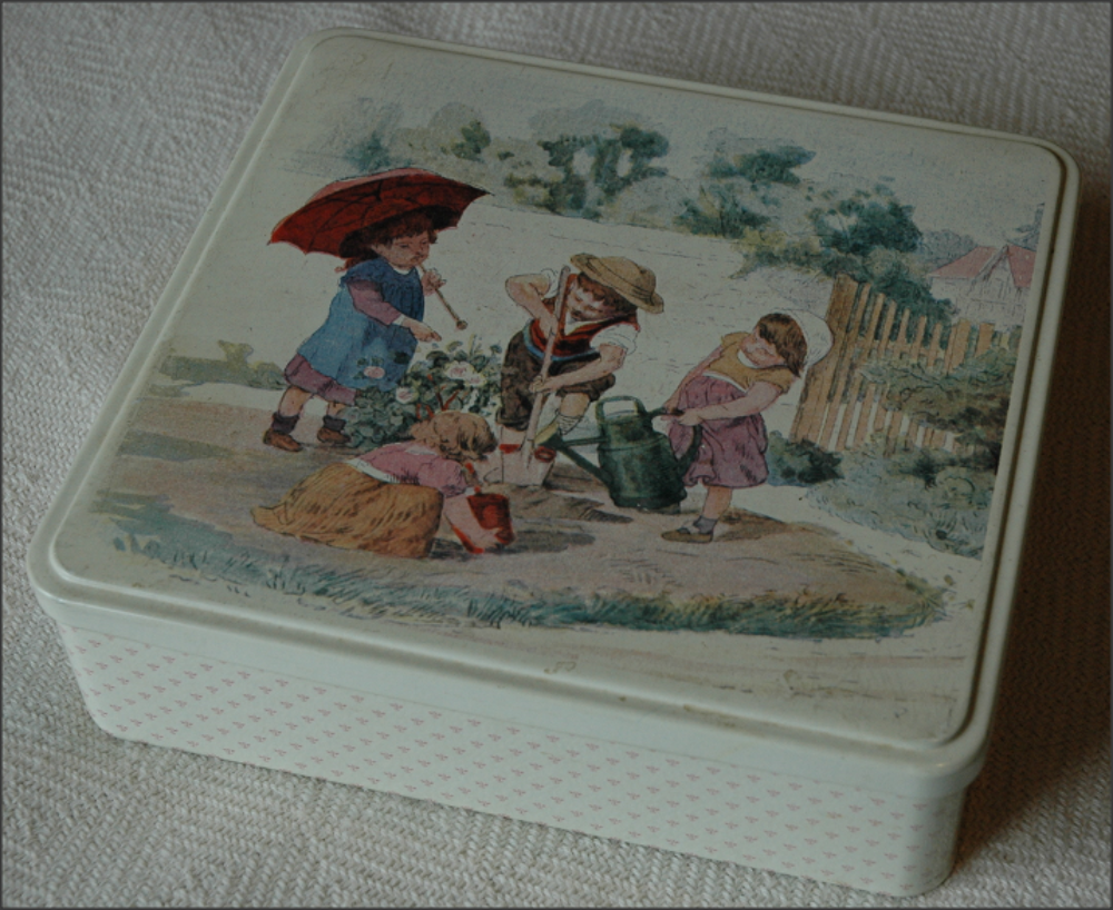 Bo&icirc;te m&eacute;tal ancienne, neuve, D&eacute;cor &quot;4 enfants au jardin&quot; Dcoration