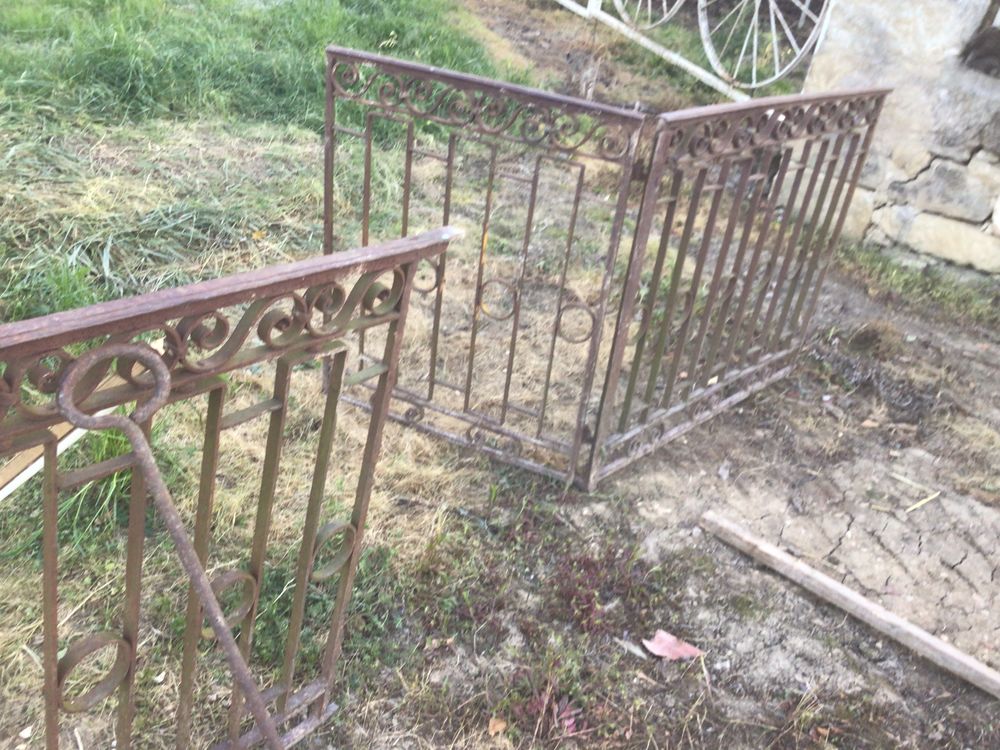 3 grilles fer forg&eacute;. A19 eme si&egrave;cle. Dont 1 portillon ouvran Décoration