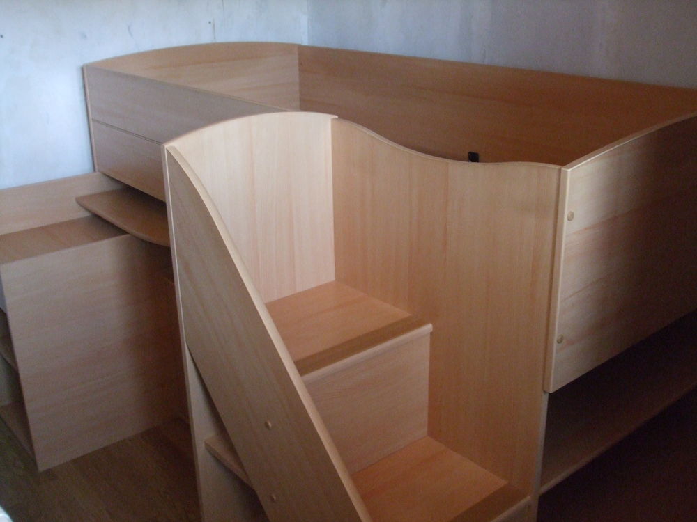 Lit 90x200 en hauteur (bureau int&eacute;gr&eacute; et nbreux rangements Meubles