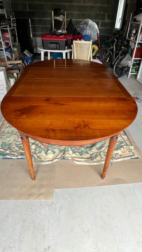 Table ronde en bois massif couleur merisier �  Extensible avec 2 rallonges �  Jusqu'�  2,19 m 100 Clisson (44)